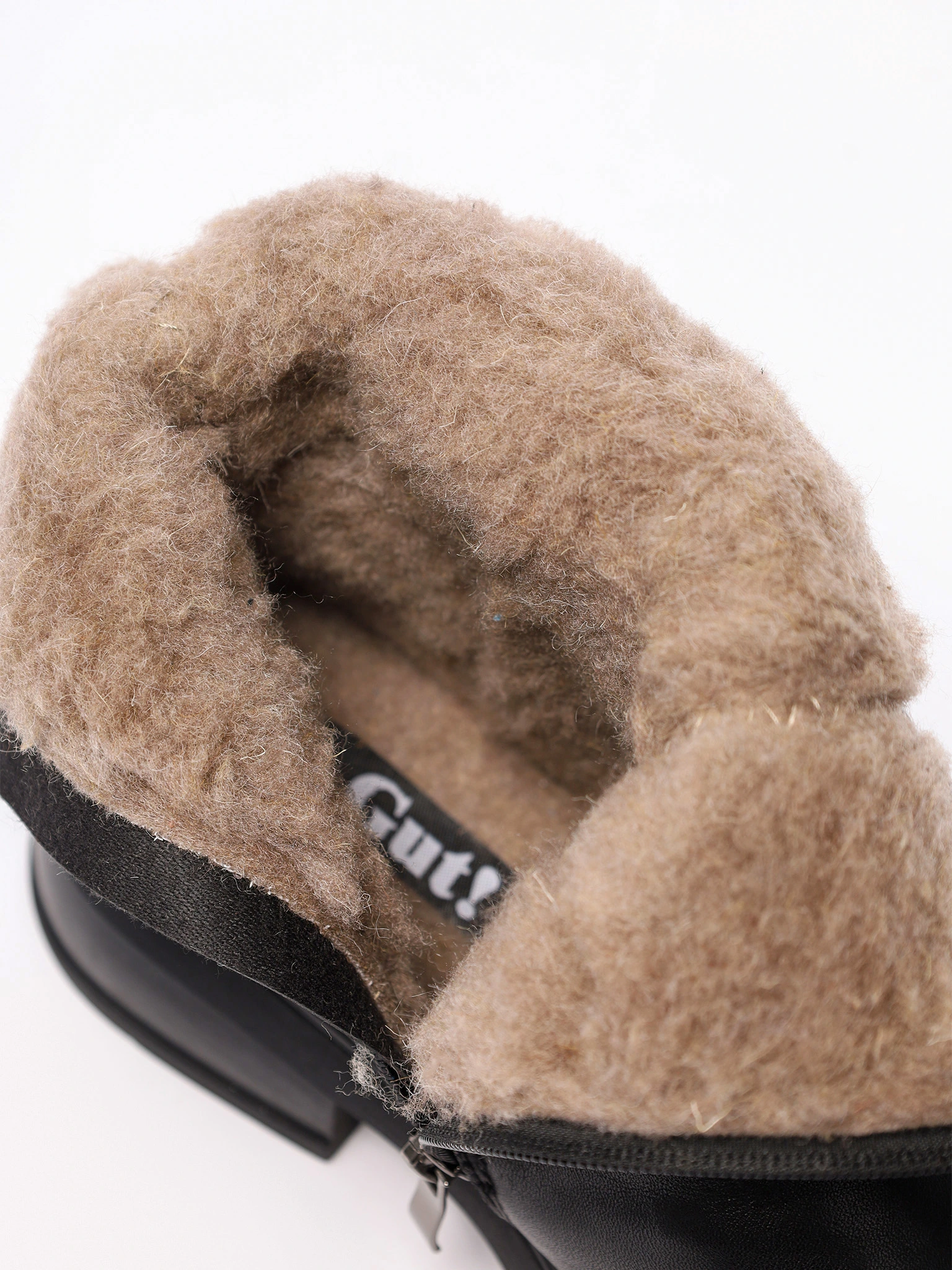 Ботинки черного цвета на широком среднем каблуке